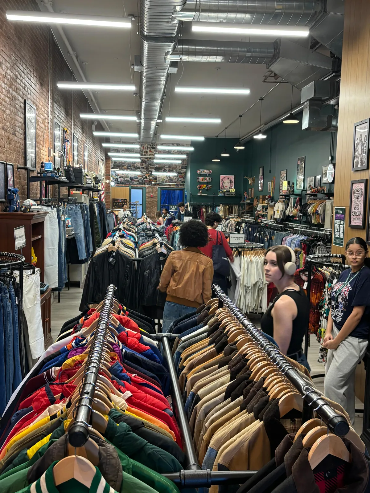 Versatile Vintage Retail Space on Broadway, 9 sqm, product launch, pop-up rental in New York, interior view