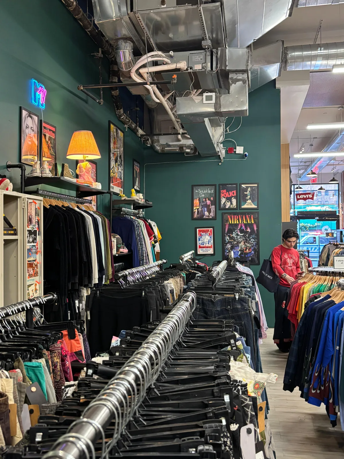 Versatile Vintage Retail Space on Broadway, 9 sqm, product launch, pop-up rental in New York, second interior view