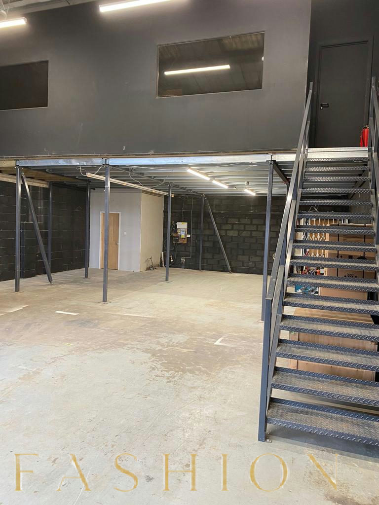 Versatile Warehouse with Mezzanine Office Space, 210 sqm, retail activation, pop-up rental in West Thurrock, interior view