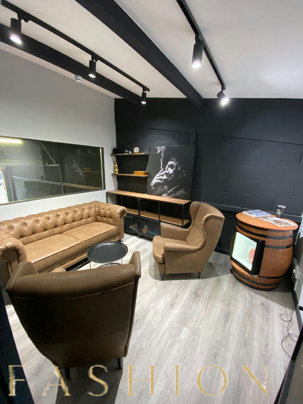 Versatile Warehouse with Mezzanine Office Space, 210 sqm, retail activation, pop-up rental in West Thurrock, second interior…