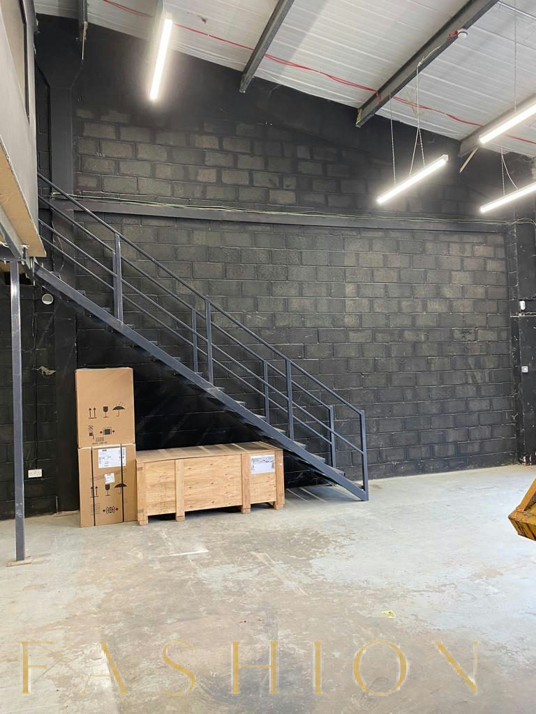 Versatile Warehouse with Mezzanine Office Space, 210 sqm, retail activation, pop-up rental in West Thurrock, third interior…