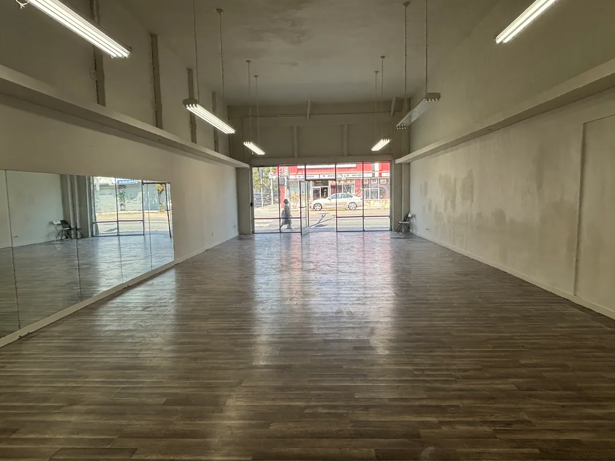 Versatile White Box Store in Hollywood, 297 sqm, art exhibition, pop-up rental in Los Angeles, interior view