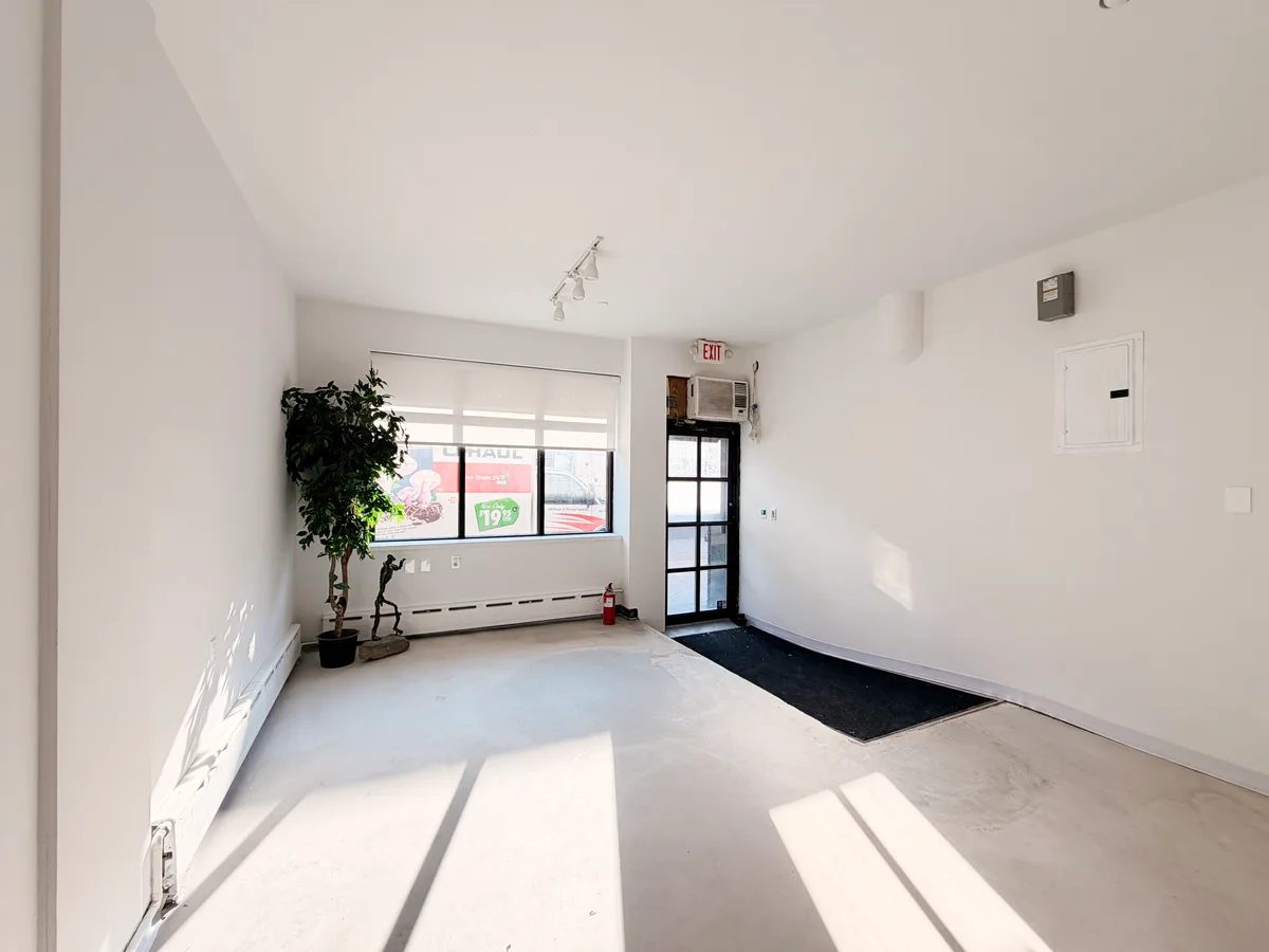 Versatile White Box Storefront with Easy Parking, 25 sqm, pop up store in Brooklyn