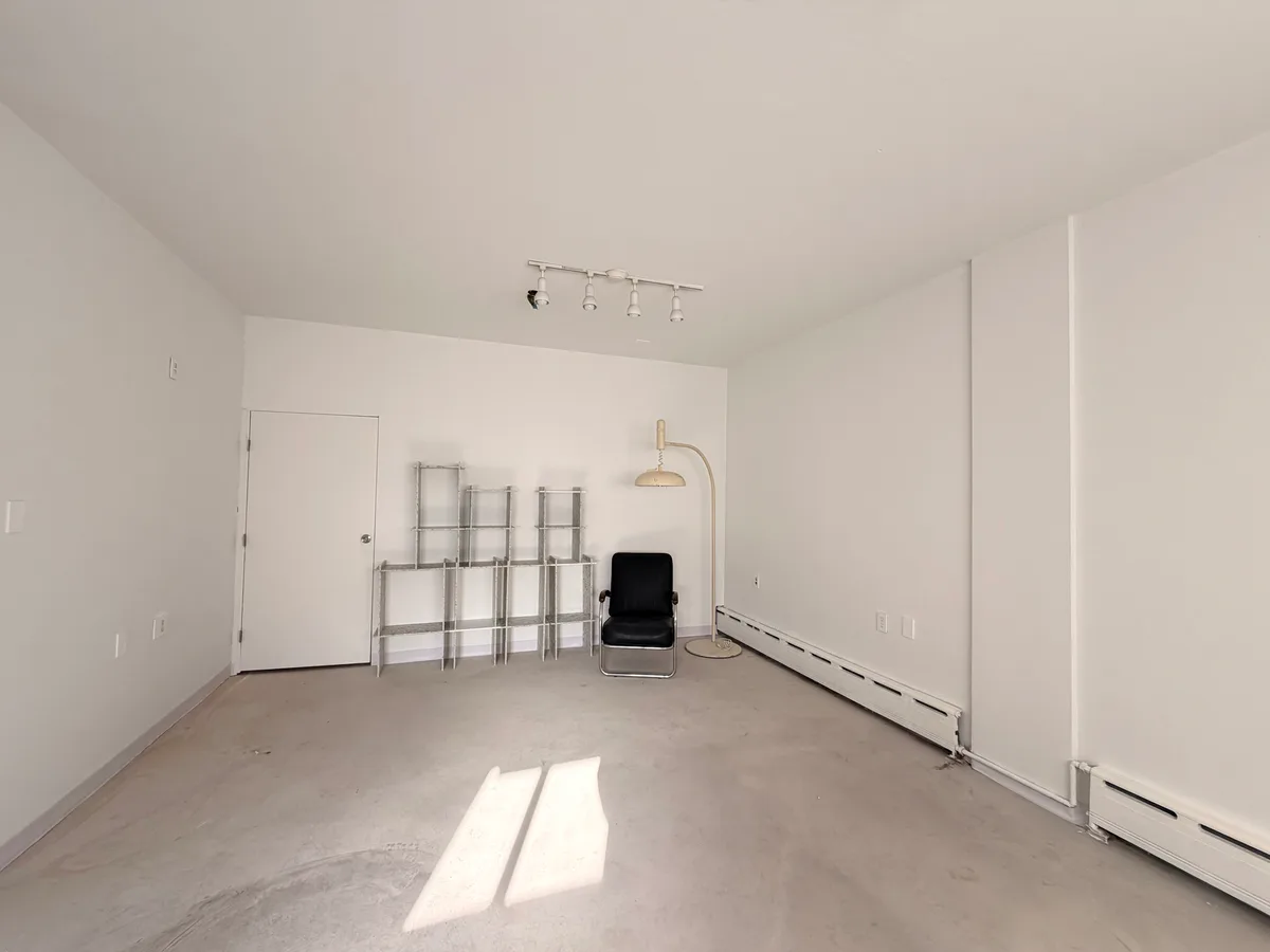 Versatile White Box Storefront with Easy Parking, 25 sqm, pop up store in Brooklyn, interior view