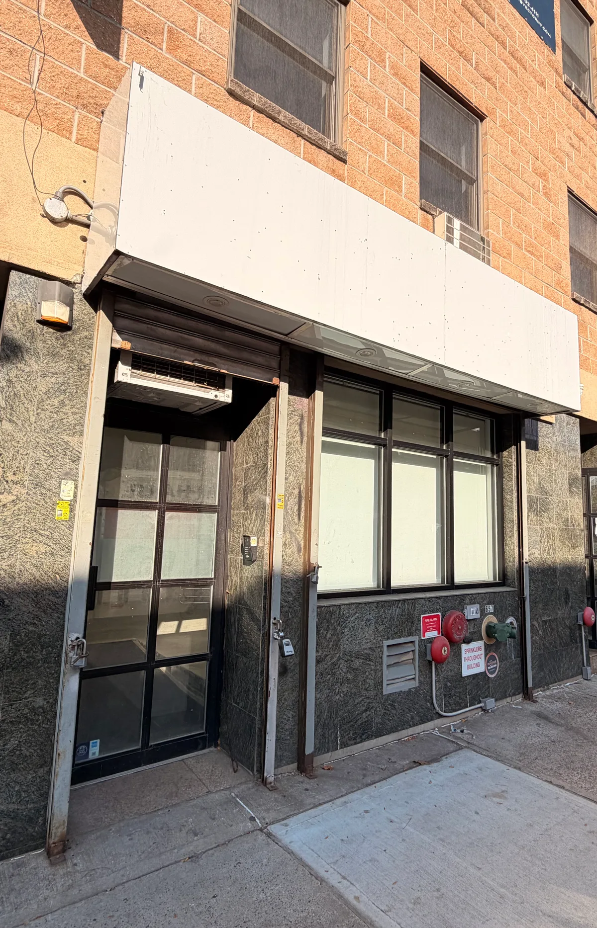 Versatile White Box Storefront with Easy Parking, 25 sqm, pop up store in Brooklyn, second interior view
