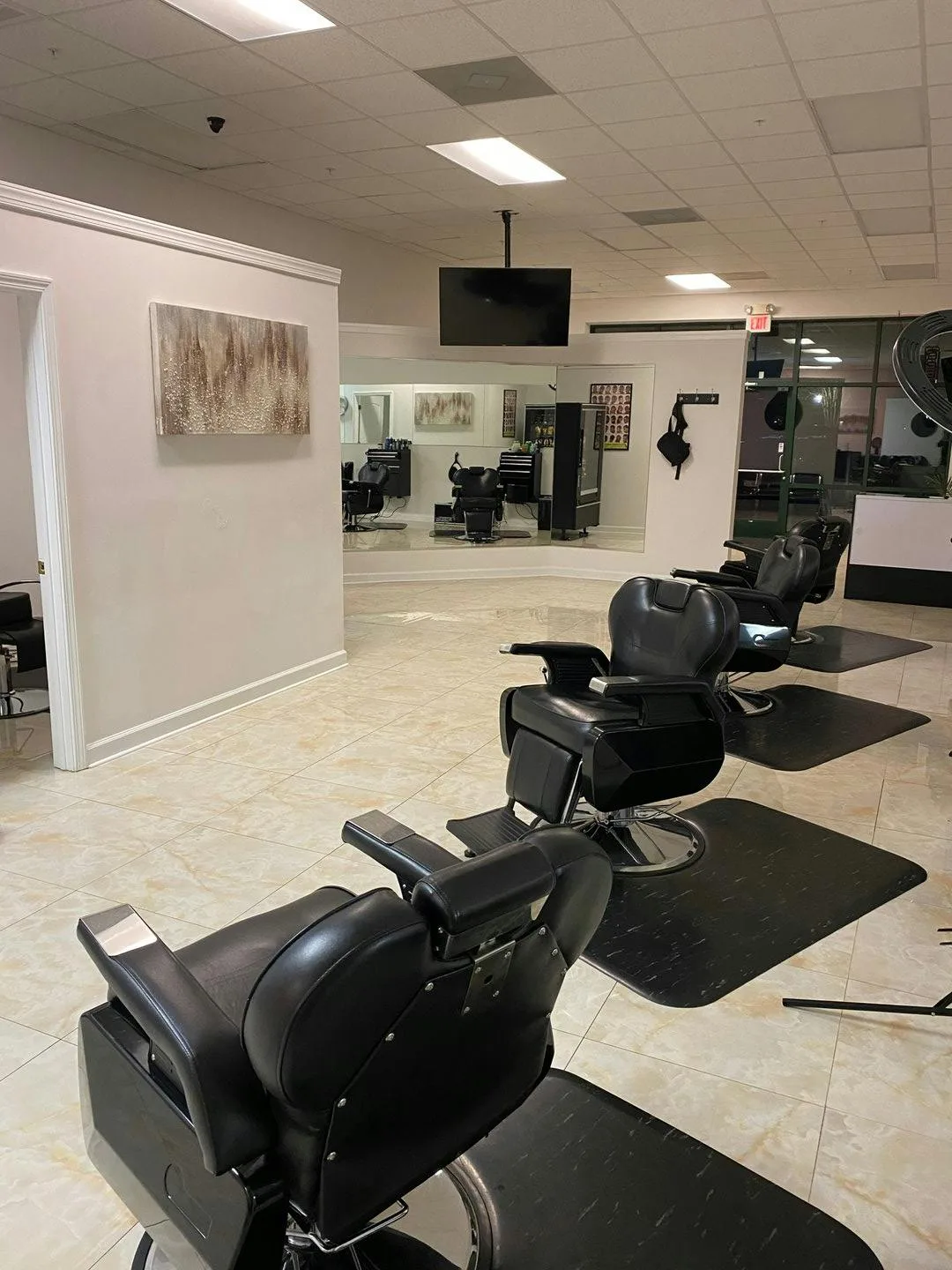 Vibrant Salon Space in Kiln Creek, Yorktown — 3