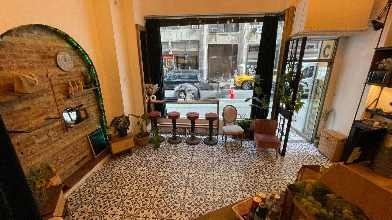 Vintage Commercial Space in Midtown Manhattan — 3
