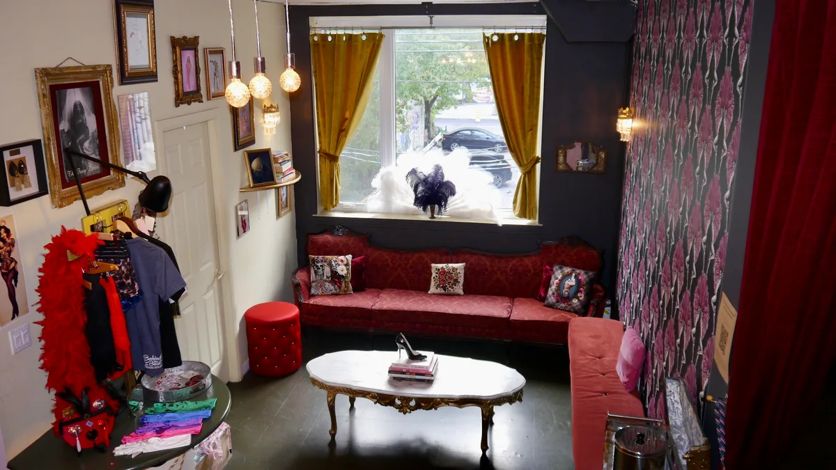 Vintage Event Studio with Custom Lighting and Lounge Area, 111 sqm, workshop, pop-up rental in Montréal