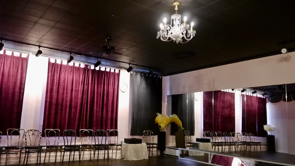 Vintage Event Studio with Custom Lighting and Lounge Area, 111 sqm, workshop, pop-up rental in Montréal, second interior view