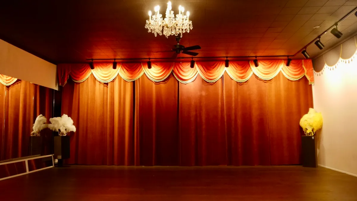 Vintage Event Studio with Custom Lighting and Lounge Area, 111 sqm, workshop, pop-up rental in Montréal, third interior view