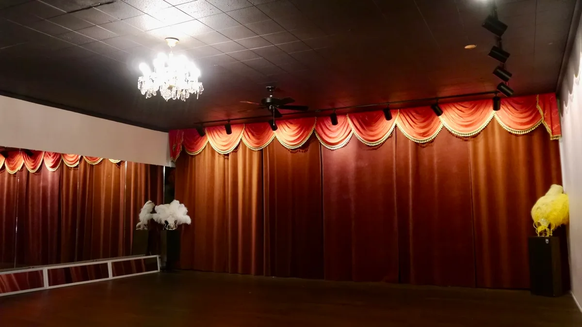 Vintage Event Studio with Custom Lighting and Lounge Area, 111 sqm, workshop, pop-up rental in Montréal, additional interior…