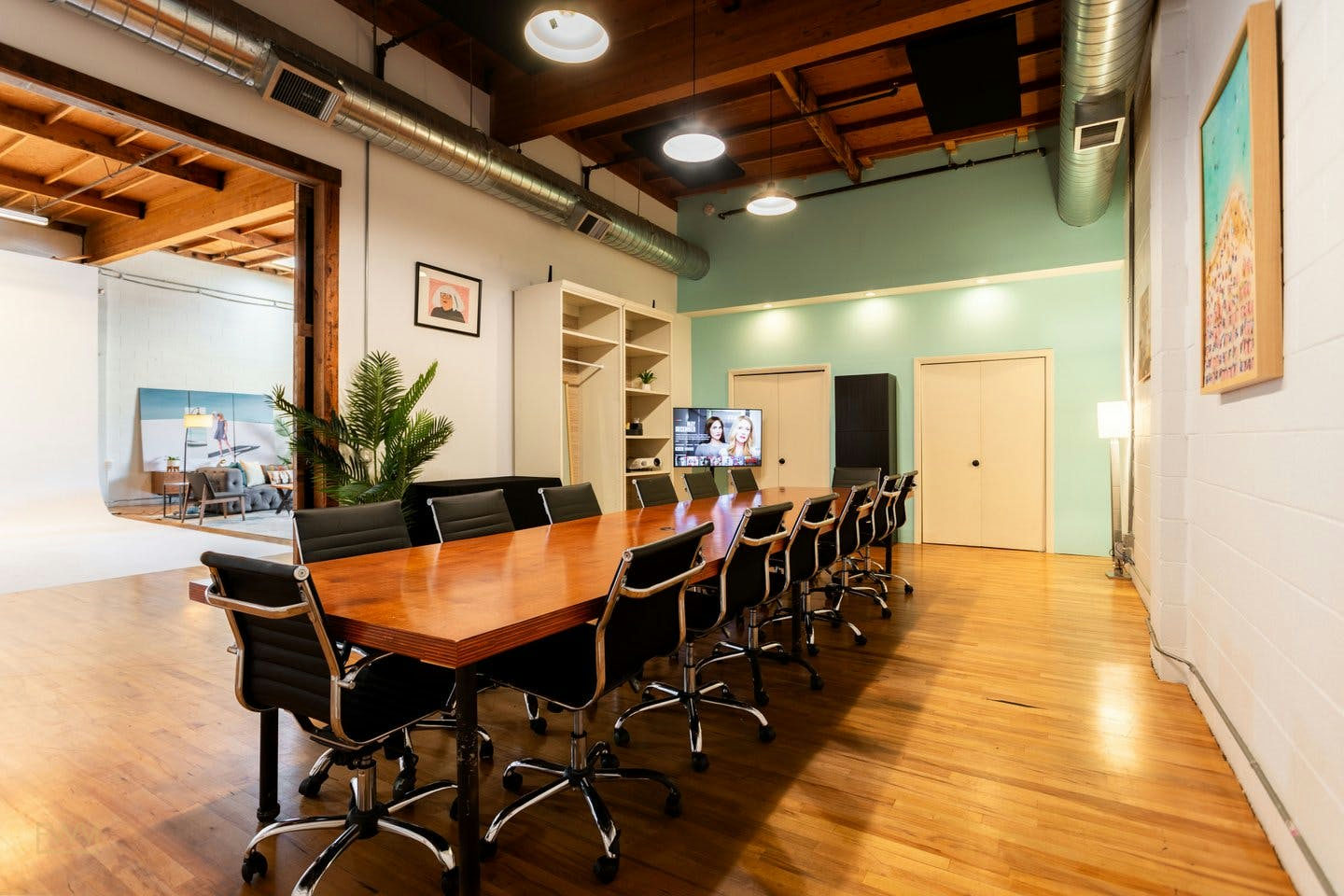 VIP Executive Meeting Room in Silver Lake, 112 sqm, corporate event, pop-up rental in Los Angeles