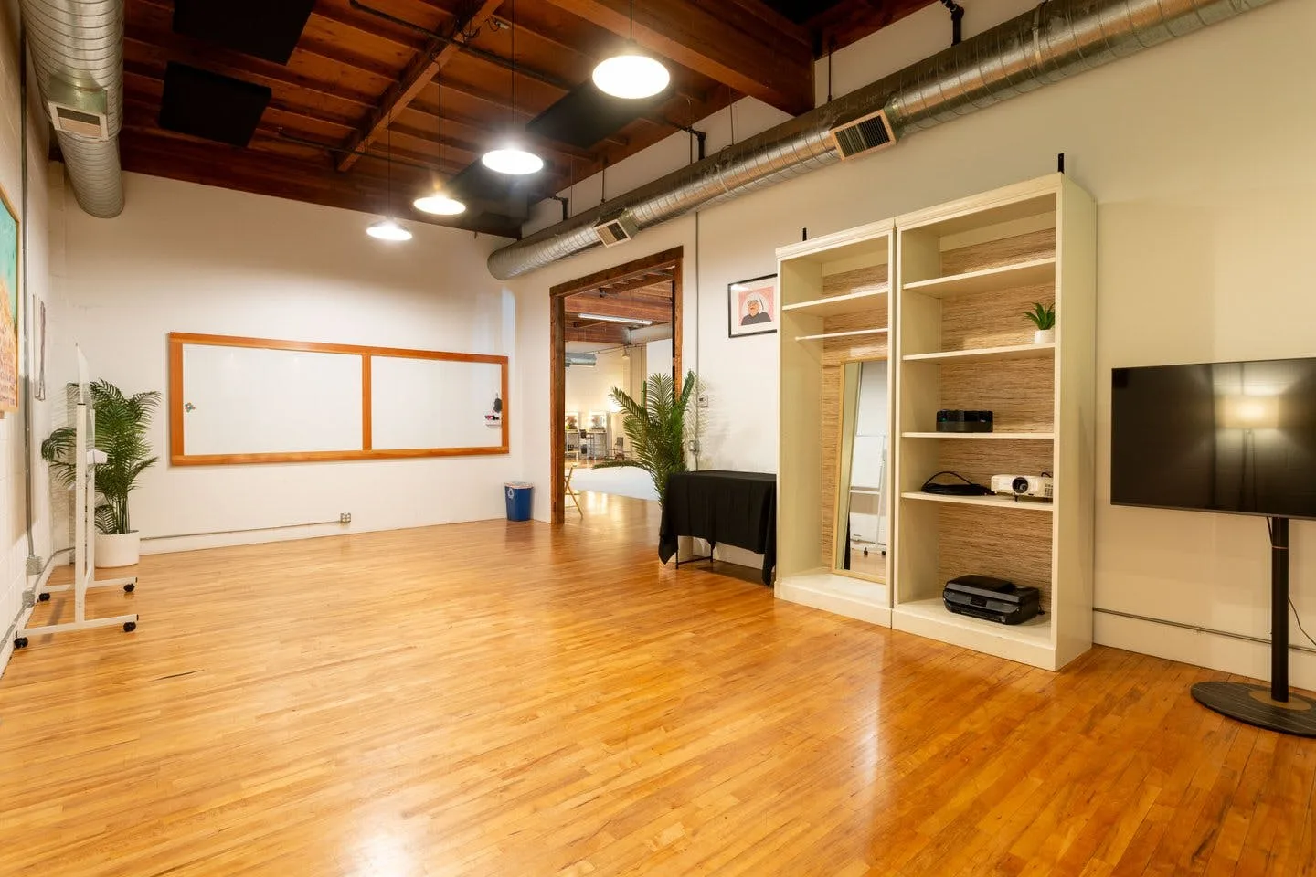 VIP Executive Meeting Room in Silver Lake — 4