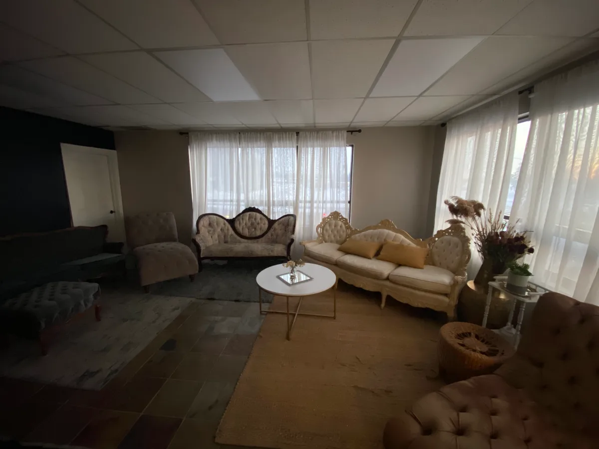 Well-Equipped Photography Studio with Props, 37 sqm, photo shoot, pop-up rental in Anchorage