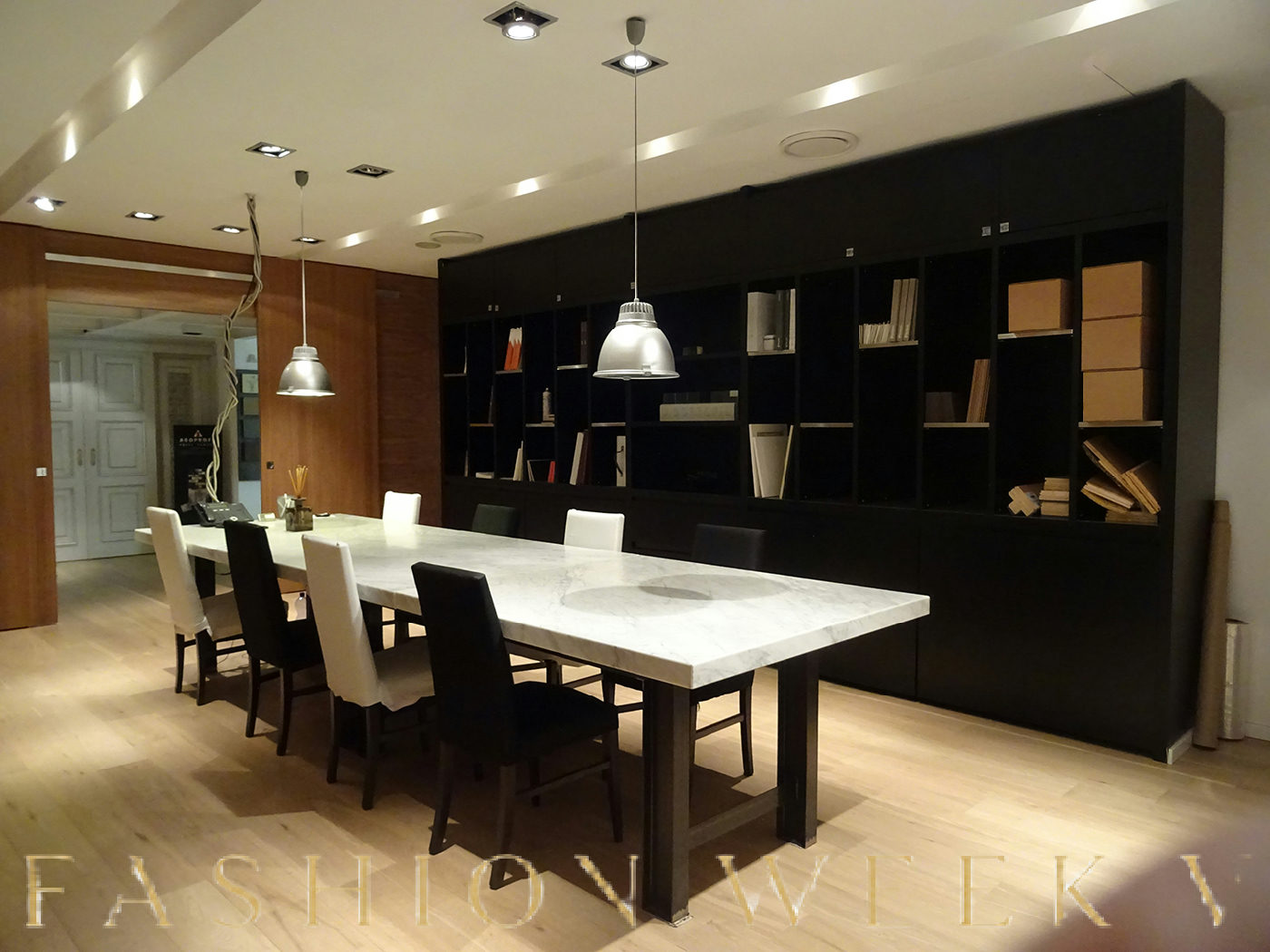 Wood Floor Showroom with Ample Street Windows, 100 sqm, retail activation, pop-up rental in Milano